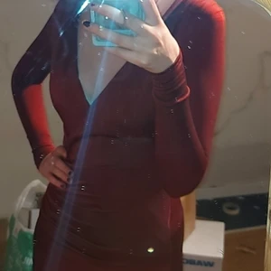 Klänning  - ☆Fin röd klänning. ☆Oanvänd. ☆Väldigt tajt i armarna men överlag väldigt bekväm. ☆Framhäver former. ☆V-ringad.  Skriv privat om några frågor eller intressen 💕