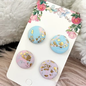 2 par örhängen  - Material: fimolera     Färg: Rosa/blå     Frakt 24 kronor