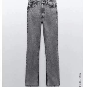 Säljer nu mina AS SNYGGA 😍😍😍 ljusgråa utsvängda jeans från Zara! Köpte dessa i somras men de har tyvärr blivit för stora för mig nu så använder dem inte längre. Storlek 40 (slut i denna storlek just nu) Nypris 360kr, säljer för 150⚡️⚡️