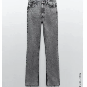 gråa jeans med slits zara - Säljer nu mina AS SNYGGA 😍😍😍 ljusgråa utsvängda jeans från Zara! Köpte dessa i somras men de har tyvärr blivit för stora för mig nu så använder dem inte längre. Storlek 40 (slut i denna storlek just nu) Nypris 360kr, säljer för 150⚡️⚡️