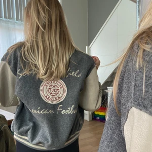 Baseball-jacka - Jättefin baseball-jacka med skinnärmar köpt second hand därav en fläck på insidan. 