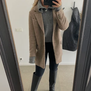 Höstkappa - Svinsnygg brun höstkappa från H&M , tyvärr inte fått till användning så mycket🍂💕 den är i storlek s men passa lika bra en xs för mer oversized modell. Köparen står för frakt kostnad ( 50kr)