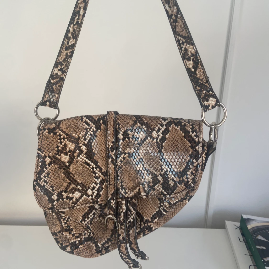 Snakeprint axelväska