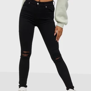 Dr Denim jeans - Helt nya jeans med hål på knäna från dr denim. Storlek M men passar även S. Lånad bild från Nelly, kan fixa egna om det önskas. 400kr inklusive frakt, kan gå ner vid snabb affär. Nypris 499kr