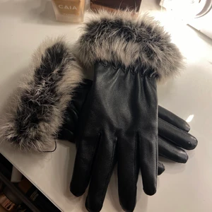 Skinnhandskar med päls! Nyskick - 🤍JÄTTE gulliga/söta/stiliga skinnhandskar med päls på🤍 knappt använda, och passar perfekt i höst ☺️ PS. Finns säkert billigare frakt alternativ 🤍