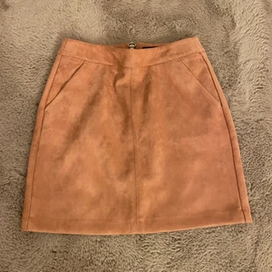 Kjol - En jätte fin puder rosa kjol i sammet. Använd 1 gång. 