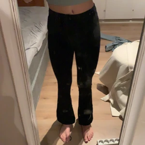 Gina tricot storlek xs  - Jätte fina svarta jeans stretchigt material utsvängda 💗