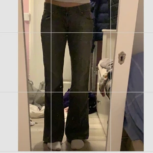 Mörkgråa Crocker jeans - Intressekoll, funderar nu på att sälja mina jättefina mörkgråa jeans från Crocker! Älskar dem supermycket men kommer tyvärr inte till använding. Kom privat för frågor och annat🥰