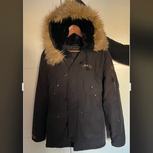 Vinterjacka  - Snygg vinterjacka från BikBok men sidfickor och pälsad luva. Varm o snygg på samma gång 