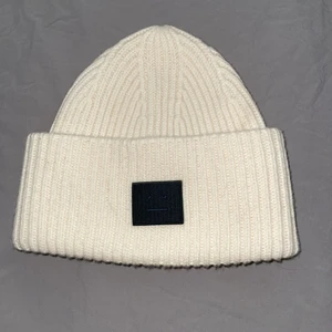 Acne mössa - Supersnygg mössa från Acne, använd sparsamt. Den är som i nyskick. Vill kika om det finns något intresse för den då den inte används av mig längre. 