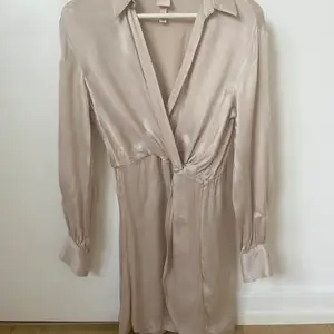 Beige blus i jättefint skick. Storlek 34. Funkar för ca-s. Från hm