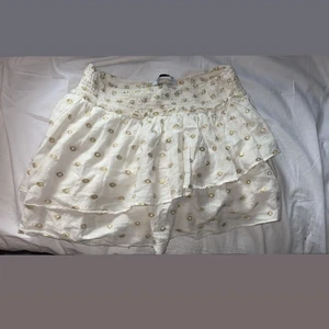 Kjol  - En super trendig kjol från zara använd fåtal gånger, köpt i somras, storlek s men passar m då den är stretschig                      ( buda i kommentarerna) 