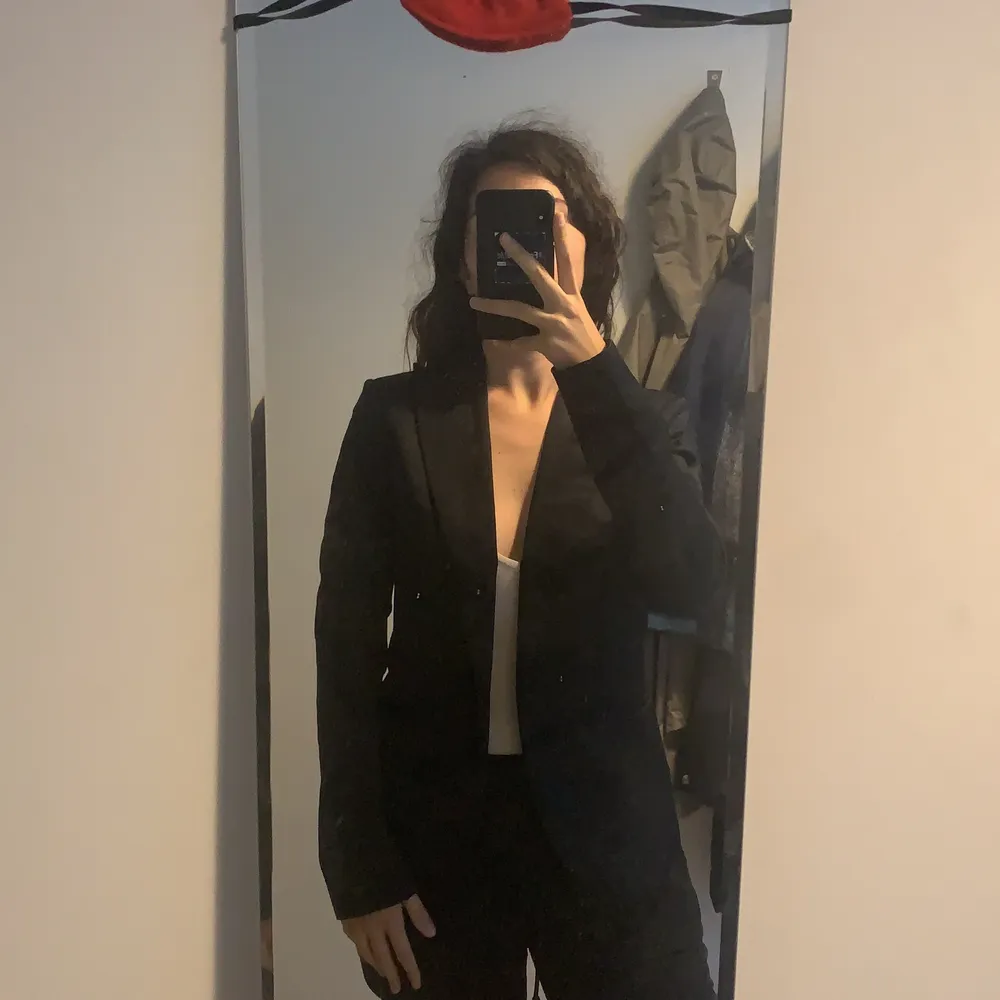 Black blazer from Sisley, an Italian brand with good quality items. Good for office or for an evening out, pretty comfortable and in good shape. The collar like this I have never seen it anywhere, so it is special in its way! Size 44 indicated but fits as an S/M . Kostymer.