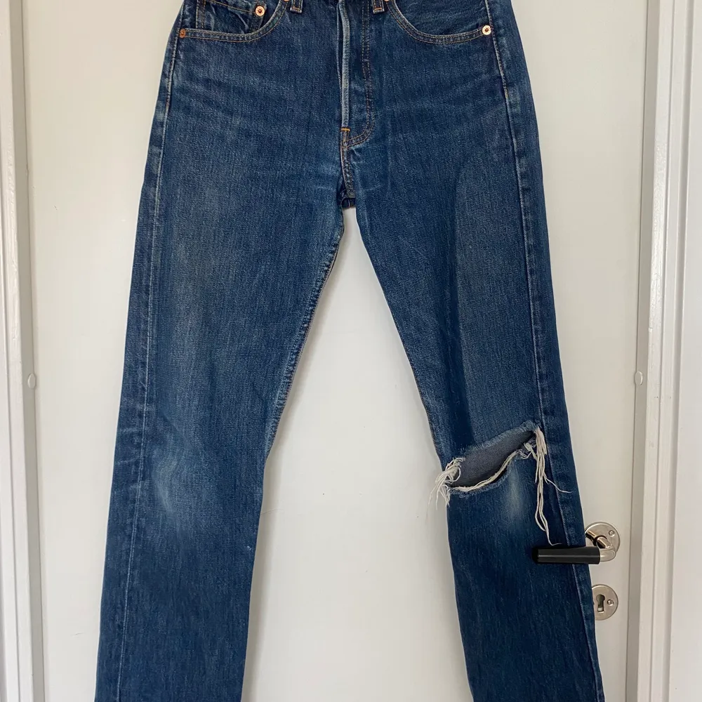 Superfina Levis jeans i modellen 501, säljer då de tyvärr är lite små☺️. Jeans & Byxor.