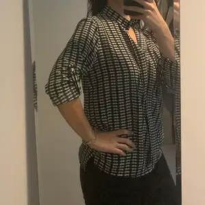 The blouse is great if you need to be elegant but in a fun way ;) it fits very well and is comfortable. It is old but in good shape