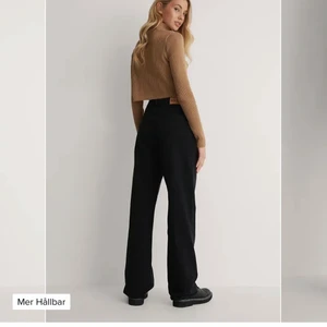 Svarta jeans  - Säljer ungefär den här modellen (kunde ej hitta exakta på sidan) väldigt bra skick men dom är för stora på mig. Jag är 160 och dom är nästan ner till fötterna på mig, så passar någon 160-165 bro på hur man vill att dom ska sitta. Skickar egna bilder om man vill💕 jag har 34 och ibland 36 men skulle säga att dessa är 36/ en LITEN 38