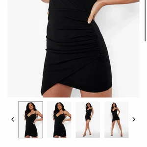 Klänning  - Köpte denna från boohoo fick hem den idag. Säljer pågrund av att den inte passar. Det ska vara 38/ M men känns som att det skulle passa Xs/ S bättre. Köpt för 274kr med frakt och klänning kostar 194. Ni kan buda fram egna pris, pma vid intresse. 🥰