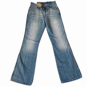 Vintage Wrangler Jeans - Säljer dessa fina vintage-jeans från Wrangler med lapparna kvar! Storleken är W28L30, 71cm midja och 76cm innerbenslängd och jag får tyvärr inte på mig dem ordentligt, därav croppad sista bild😢 Jag är 172cm lång och brukar ha storlek 38/W28/S-M❤️