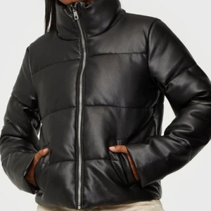 Skinnjacka  - Super snygg skinnjacka från ”Jacqueline de Yong”, i fint begagnat sick! Vid intresse av fler bilder så hör av er :)           🌟  Köpt för 569kr                                                          Köparen betalar frakt 🚚  