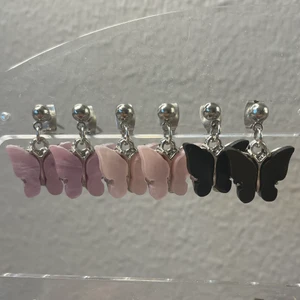 Viola 🦋✨ - Självklart är örhängena nickelsäkra! 25% av all vinst doneras till Talita! Pris: 59kr per par (inklusive frakt) 🌟