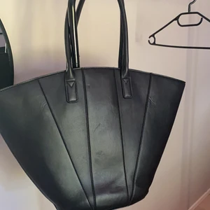 Perfekta toatbagen - Supefin toatbag som är superrymlig samtidigt som den även är snygg!🤩 Väskan är använd men fortfarande i fint skick! Väskan är köpt från Lindex i våras för 300kr men säljer den nu för 150kr! Passa på att göra denna väskan din!✨