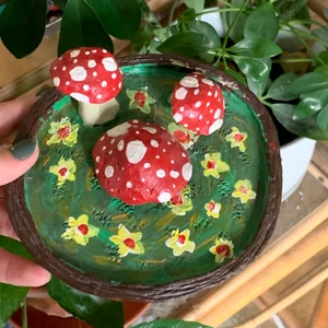 En liten svamp trädgård - Smyckes hållare etc gjord av luftorkad lera och akryl färg.