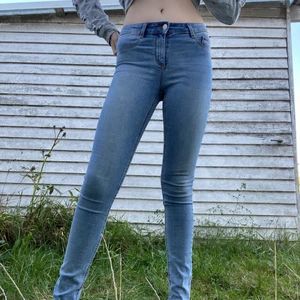 Jeans  - Blå jeans, säljer då jag inte kan använda lågmidjade byxor!