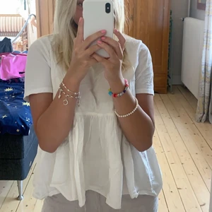 Vit topp med volang - Vit t-shirt med volang från Zara! Superfin ❣️❣️