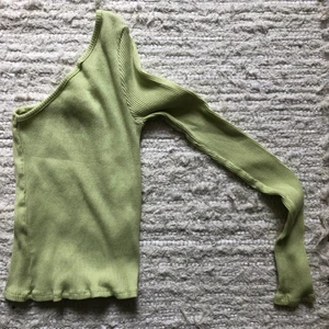 Urban Outfitters - topp 🌻 - Festlig grön topp från Urban outfitters i topp skick! ✨