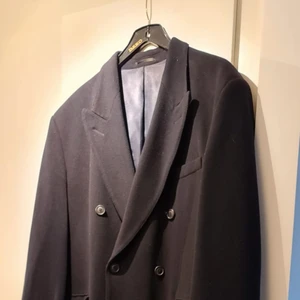 Oscar Jacobson herr Överrock  - Snygg,elegant och skön herr överrock i storlek 52.   Använd fåtal gånger.    Hämtas av köparen, alternativt skickas mot porto