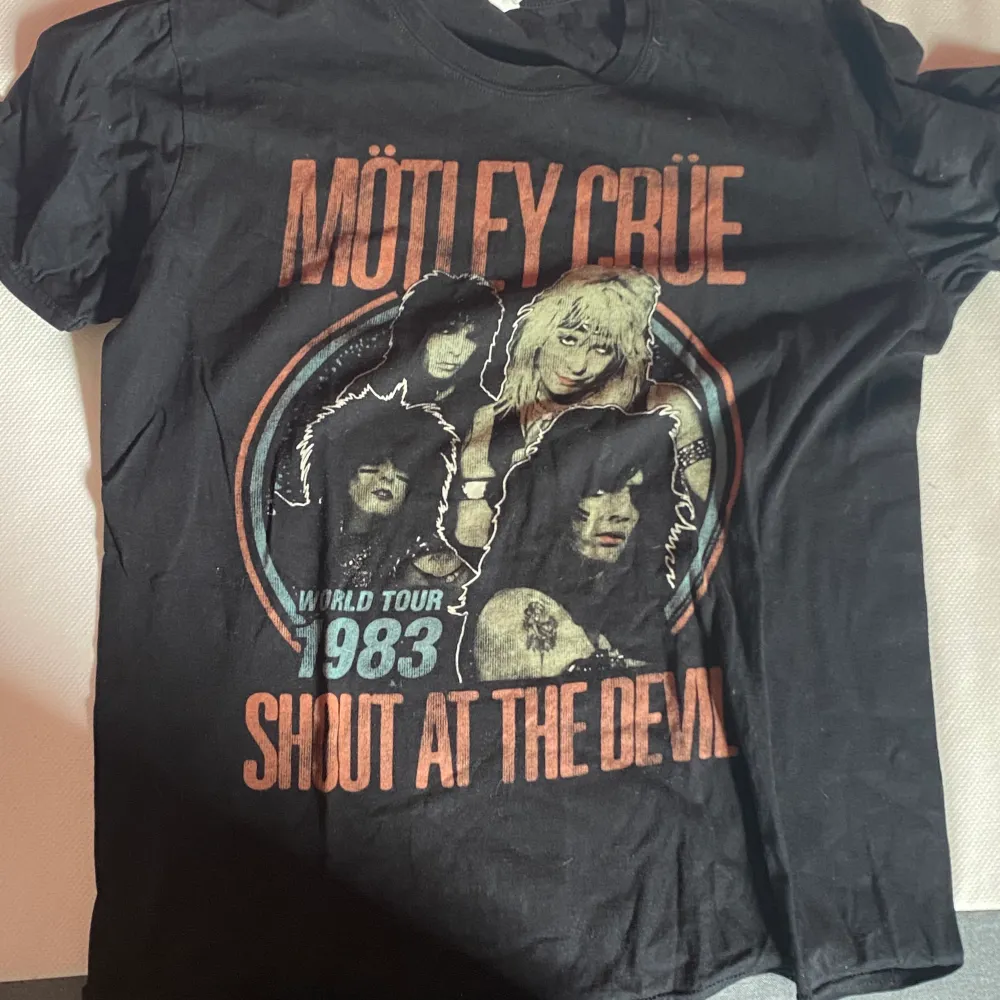 Säljer min t shirt med Mötley Crüe på. Säljs för att den inte kommer till användning. Storlek L och säljs för 150 kr plus frakt. T-shirts.