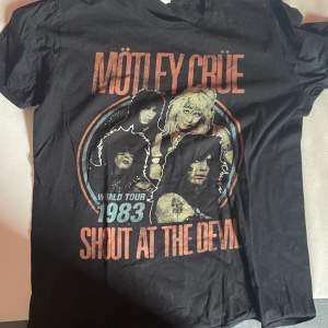 Säljer min t shirt med Mötley Crüe på. Säljs för att den inte kommer till användning. Storlek L och säljs för 150 kr plus frakt