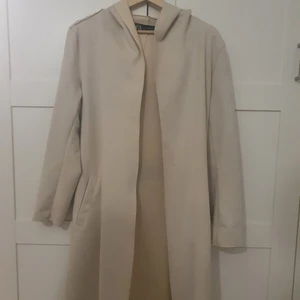 Zara jacka  - Tunn vår/höstdagar från ZARA. Använd ett fåtal gånger och är i bra skick. Det är en rosa/beige färg på jackan och den är ungefär knälång.