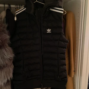 Adidas väst helt ny - Helt ny adidas väst den är endast prövad, storlek 34