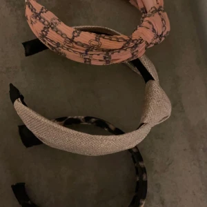 Hårband - Jag säljer mina hårband som knappt är använda. Kostar 50kr styck men 120 för alla 3🤍