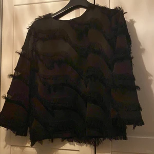 Blus med fransar från Day - Snygg blus från Day med fransar. Storlek M. Endast använd ett fåtal gånger.  Nypris 2000 kr.