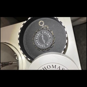 Thomas Sabo armband  - Säljer mitt Thomas Sabo berlockarmband då jag fick detta i present men jag har redan ett, glömde lämna tillbaka det i tid därav att jag säljer! 😍  Alltså i NYSKICK, endast legat i boxen, jag putsar det självklart innan det skickar iväg. Fler bilder kan fås vid intresse.                         Längd: ca 17/18 cm                                                                  Nypris: 449/500kr.                                                                Köpare står för frakt