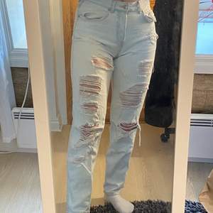 Rippade jeans i fint skick. 150 kr inkl frakt 🙌
