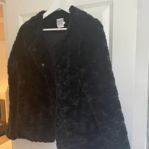 Jacka  - En nästan oanvänd jacka i Stl: M. 