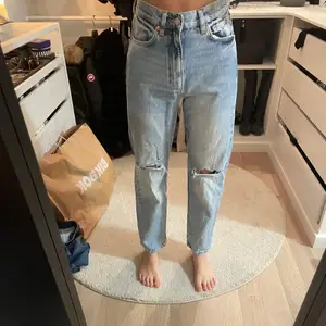 Säljer mina zara jeans med hål på knäna