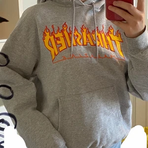 Thrasher hoodie  - thrasher hoodie storlek S, köpt på junkyard för 999kr december 2020. använd cirka 10 gånger. rätt i storlek brukar ha S/M i kläder och denna sitter jättebra. inga hål eller fläckar. säljer pga den inte är min stil längre.