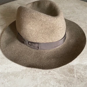 RAG & BONE 100% wool hat - Den mest perfekta beige/brun/gråa färgen just nu! Älskade denna hat från Rag&Bone, köpt i New York i deras butik för ca 3000kr. ONE SIZE 100% ULL.