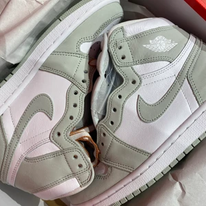 Air Jordan 1  - Helt nya air Jordan 1 retro high OG seafoam! Kvitto finns, säljer pga fel storlek❤️ Kommer även med vita och gröna snören!