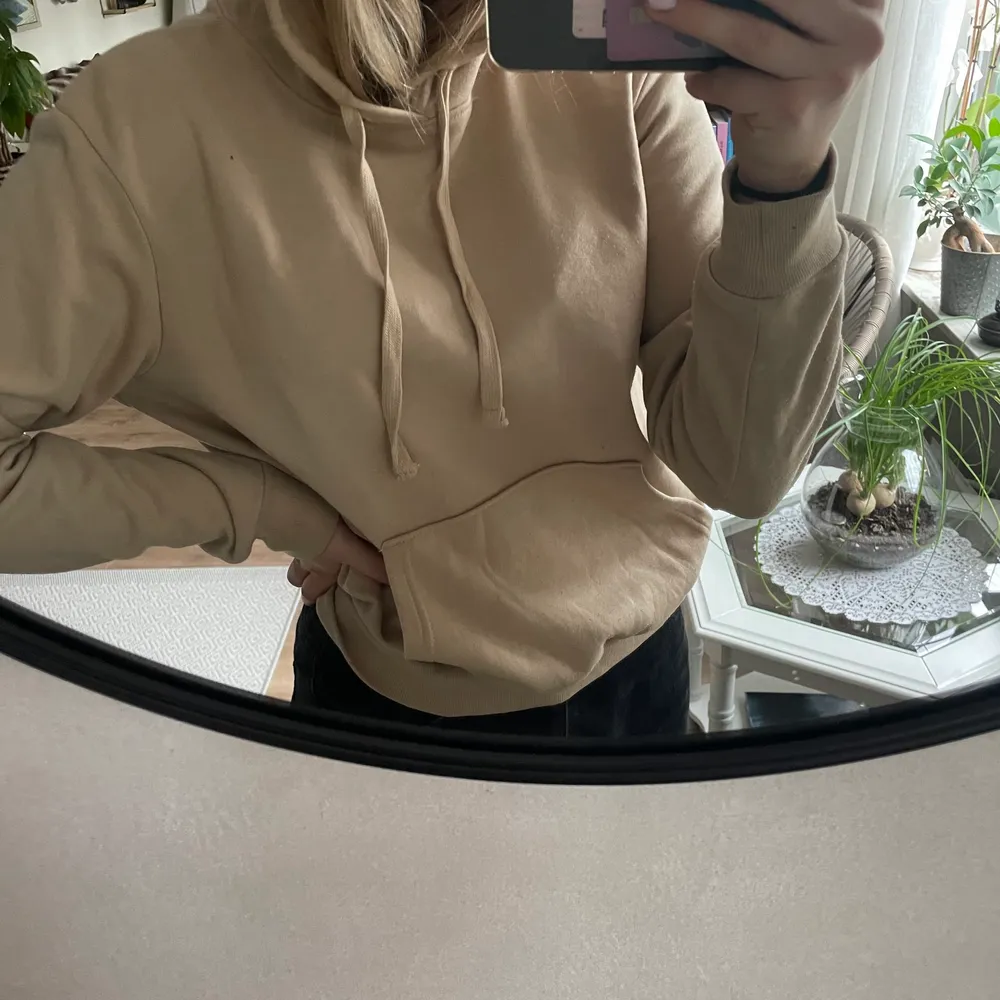 En beige basic hoodie från H&M!. Hoodies.