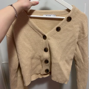 Stickad tröja NA-KD  - En jättefin stickad tröja från NA-KD använder den  sällan så den är som ny❣️🥰köpt för ett år sedan✨