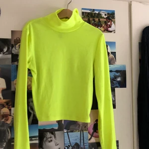 Neon ribbad polo - Tröjan är i bra skick och sitter snyggt på. Skriv vid intresse eller frågor <3 Köparen står för frakt!