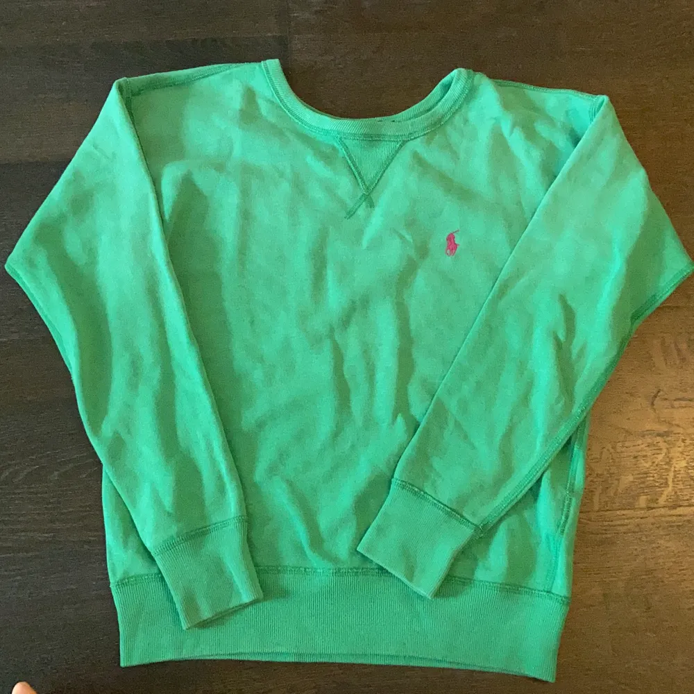 Grön collegetröja från Ralph Lauren med en rosa häst. Stl S. Som ny!. Tröjor & Koftor.