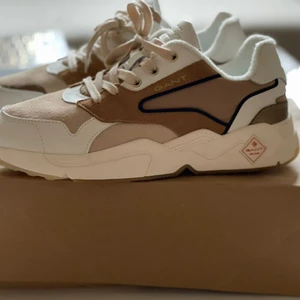 Gant skor storlek 39  - Helt nya Gant skor köpt för 1400kr och säljs för bara 800kr. Helt oanvända bara testat. Säljer pga att dom inte passade mig så bra och kunde inte göra retur på dom. Pris kan diskuteras om du vill. 