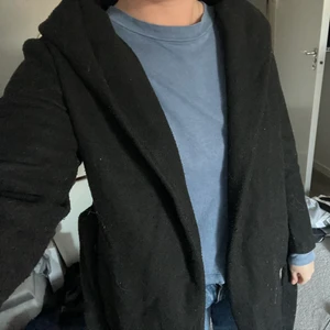 Svart kappa - Jätteskön svart kappa från Zara i storlek S. 