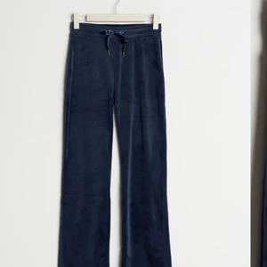 Gina tricot - Säljer nu mina gina mjukis 100kr st har tappat bort snöret till båda där av priset jätte sköna, säljer dom pågrund av att dom är för inte min stil jag är 167cm lång 